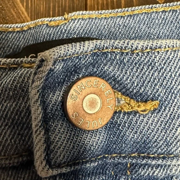 Sincerely Jules•denim shorts• distressed/frayed
Size 3/26 - Picture 4 of 7